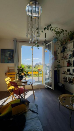 Studio avec balcon et vue sur grand jardin, canopée, lumineux et design
